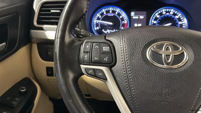 2017 Toyota Highlander XLE   - Photo 27 - Mesa, AZ 85201