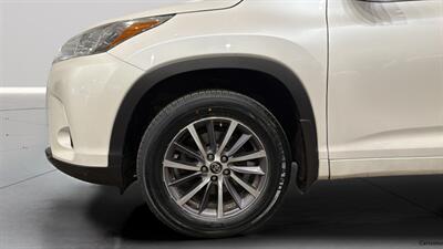 2017 Toyota Highlander XLE   - Photo 36 - Mesa, AZ 85201