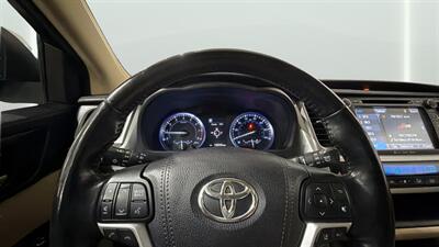 2017 Toyota Highlander XLE   - Photo 30 - Mesa, AZ 85201