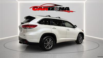 2017 Toyota Highlander XLE   - Photo 9 - Mesa, AZ 85201