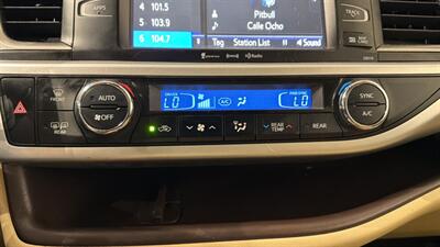 2017 Toyota Highlander XLE   - Photo 28 - Mesa, AZ 85201