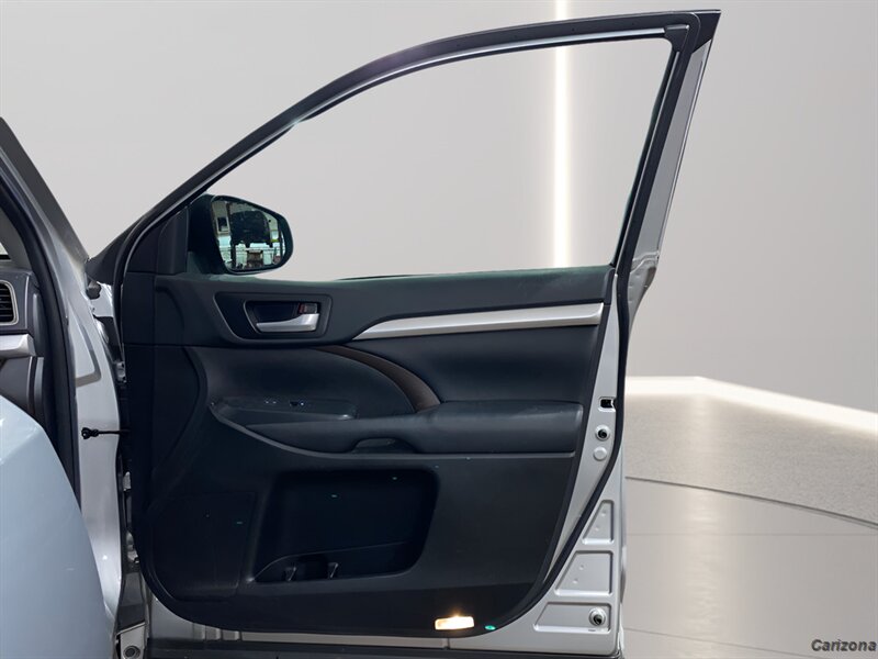 2017 Toyota Highlander XLE - Photo 12 - Mesa, AZ 85201