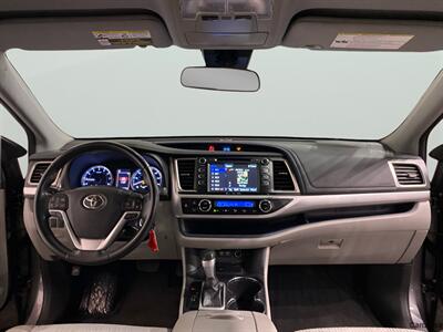 2017 Toyota Highlander LE   - Photo 12 - Mesa, AZ 85201