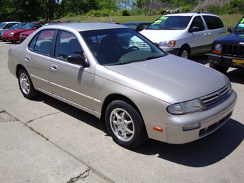 1997 Nissan Altima GLE   - Photo 1 - Cincinnati, OH 45255
