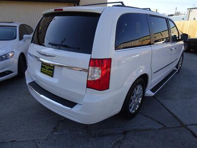 2015 Chrysler Town & Country Touring  3.6L V6 FWD - Photo 6 - Cincinnati, OH 45255