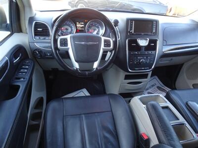 2015 Chrysler Town & Country Touring  3.6L V6 FWD - Photo 9 - Cincinnati, OH 45255