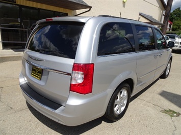 2012 Chrysler Town and Country Touring-L   - Photo 4 - Cincinnati, OH 45255