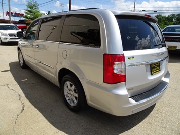 2012 Chrysler Town and Country Touring-L   - Photo 12 - Cincinnati, OH 45255