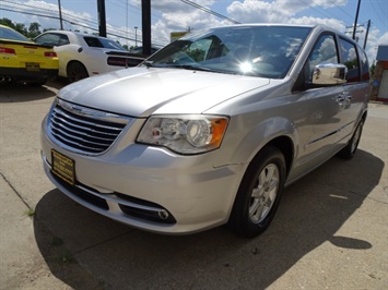 2012 Chrysler Town and Country Touring-L   - Photo 10 - Cincinnati, OH 45255