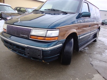1994 CHRYSLER TOWN AND COUNTRY   - Photo 12 - Cincinnati, OH 45255