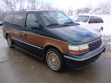 1994 CHRYSLER TOWN AND COUNTRY   - Photo 1 - Cincinnati, OH 45255