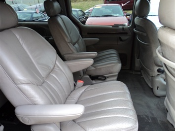 2000 Chrysler Town & Country Limited   - Photo 9 - Cincinnati, OH 45255