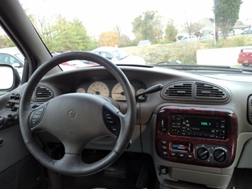 2000 Chrysler Town & Country Limited   - Photo 7 - Cincinnati, OH 45255