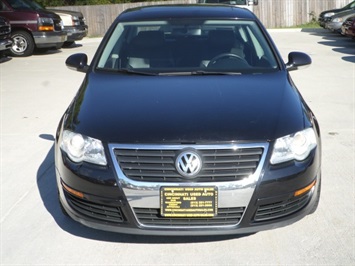 2006 Volkswagen Passat Value Edition   - Photo 2 - Cincinnati, OH 45255
