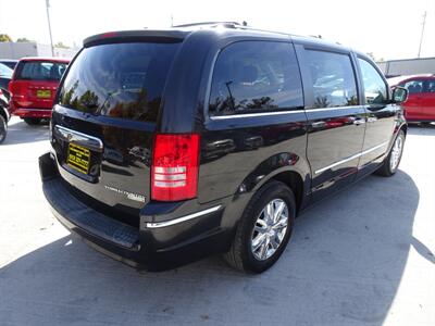 2010 Chrysler Town and Country Limited  V6 FWD - Photo 5 - Cincinnati, OH 45255