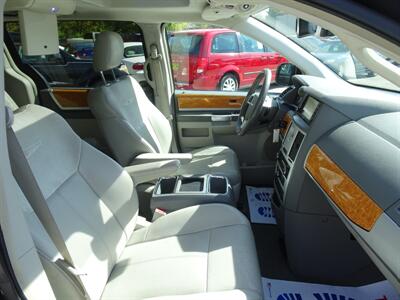 2010 Chrysler Town and Country Limited  V6 FWD - Photo 10 - Cincinnati, OH 45255