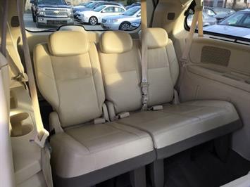 2010 Chrysler Town and Country Limited   - Photo 10 - Cincinnati, OH 45255