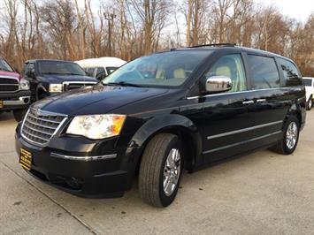 2010 Chrysler Town and Country Limited   - Photo 12 - Cincinnati, OH 45255