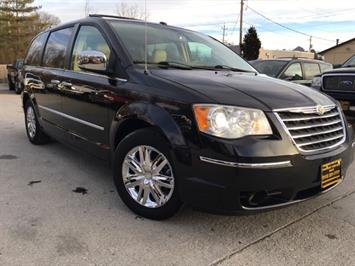2010 Chrysler Town and Country Limited   - Photo 11 - Cincinnati, OH 45255