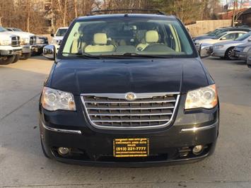 2010 Chrysler Town and Country Limited   - Photo 2 - Cincinnati, OH 45255