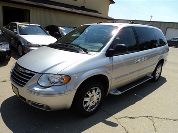 2007 Chrysler Town & Country Touring   - Photo 3 - Cincinnati, OH 45255