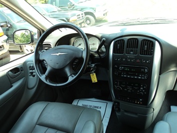 2007 Chrysler Town & Country Touring   - Photo 7 - Cincinnati, OH 45255