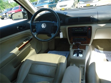 2001 Volkswagen Passat GLX V6   - Photo 6 - Cincinnati, OH 45255
