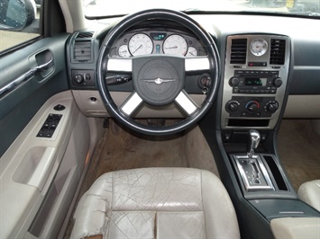 2006 Chrysler 300 Touring   - Photo 6 - Cincinnati, OH 45255