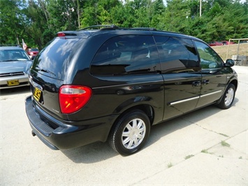 2006 Chrysler Town & Country Touring   - Photo 6 - Cincinnati, OH 45255