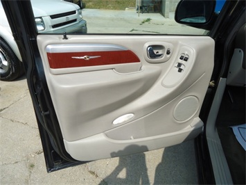 2006 Chrysler Town & Country Touring   - Photo 24 - Cincinnati, OH 45255