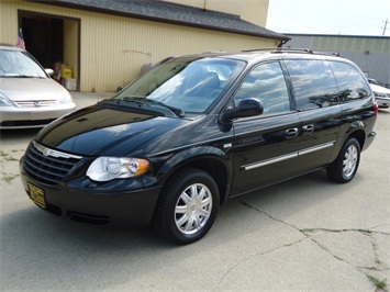 2006 Chrysler Town & Country Touring   - Photo 3 - Cincinnati, OH 45255