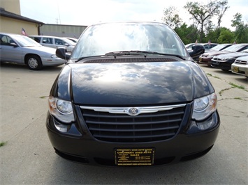 2006 Chrysler Town & Country Touring   - Photo 2 - Cincinnati, OH 45255