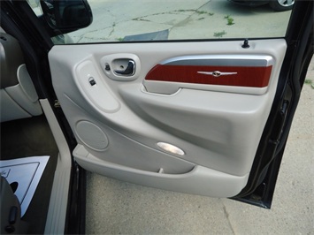 2006 Chrysler Town & Country Touring   - Photo 25 - Cincinnati, OH 45255