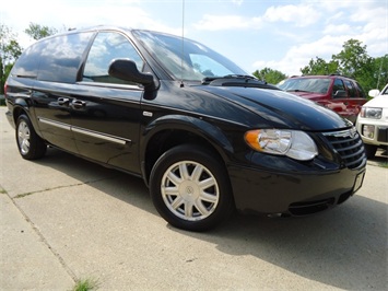 2006 Chrysler Town & Country Touring   - Photo 11 - Cincinnati, OH 45255