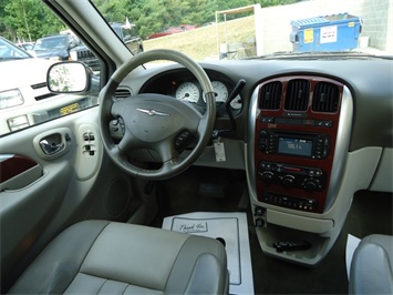 2006 Chrysler Town & Country Touring   - Photo 7 - Cincinnati, OH 45255