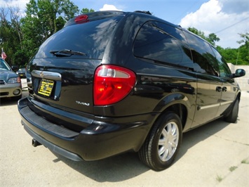 2006 Chrysler Town & Country Touring   - Photo 14 - Cincinnati, OH 45255