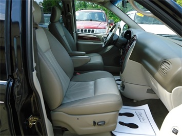 2006 Chrysler Town & Country Touring   - Photo 8 - Cincinnati, OH 45255