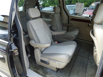 2006 Chrysler Town & Country Touring   - Photo 9 - Cincinnati, OH 45255