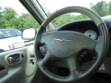2006 Chrysler Town & Country Touring   - Photo 21 - Cincinnati, OH 45255