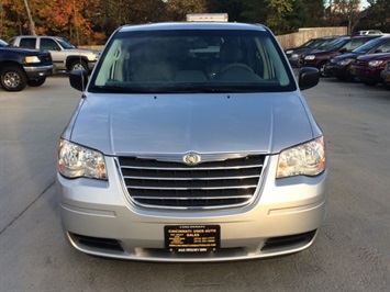 2009 Chrysler Town and Country LX   - Photo 2 - Cincinnati, OH 45255