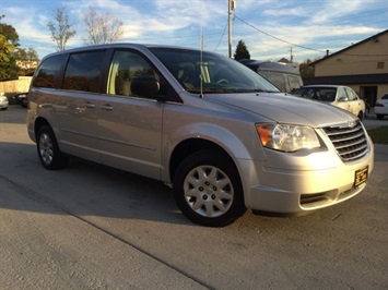 2009 Chrysler Town and Country LX   - Photo 10 - Cincinnati, OH 45255