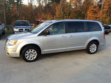 2009 Chrysler Town and Country LX   - Photo 3 - Cincinnati, OH 45255
