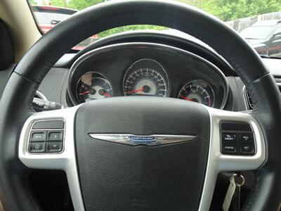 2013 Chrysler 200 Limited  3.6L V6 FWD - Photo 17 - Cincinnati, OH 45255