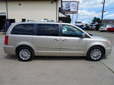 2013 Chrysler Town and Country Limited   - Photo 2 - Cincinnati, OH 45255