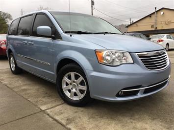 2013 Chrysler Town and Country Touring   - Photo 10 - Cincinnati, OH 45255