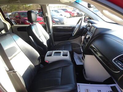 2014 Chrysler Town and Country Touring   - Photo 10 - Cincinnati, OH 45255