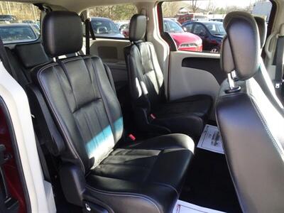 2014 Chrysler Town and Country Touring   - Photo 11 - Cincinnati, OH 45255