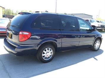2006 Chrysler Town and Country Limited   - Photo 6 - Cincinnati, OH 45255