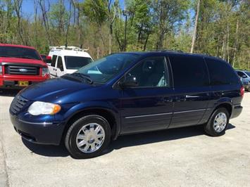 2006 Chrysler Town and Country Limited   - Photo 3 - Cincinnati, OH 45255