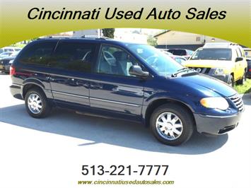 2006 Chrysler Town and Country Limited   - Photo 1 - Cincinnati, OH 45255